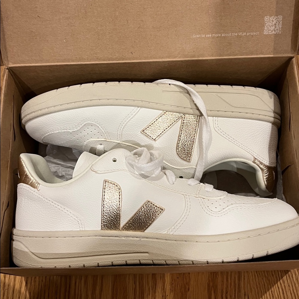 VEJA V-10 Bicolor Metallic Low-Top Sneakers in Extra White Plantine - Picture 11 of 12